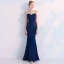 Élégant Bleu Marine Robe De Soirée 2019 Trompette / Sirène Encolure Dégagée Sans Manches Fait main Perlage Longue Volants Dos Nu Robe De Ceremonie