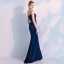 Élégant Bleu Marine Robe De Soirée 2019 Trompette / Sirène Encolure Dégagée Sans Manches Fait main Perlage Longue Volants Dos Nu Robe De Ceremonie