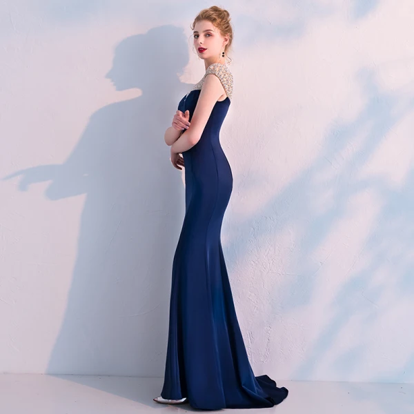 Élégant Bleu Marine Robe De Soirée 2019 Trompette / Sirène Encolure Dégagée Sans Manches Fait main Perlage Longue Volants Dos Nu Robe De Ceremonie
