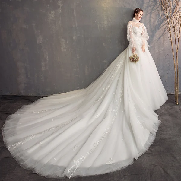 Vintage / Originale Ivoire Transparentes Robe De Mariée 2019 Robe Boule Col Haut Gonflée Manches Longues Dos Nu Appliques En Dentelle Cathedral Train Volants