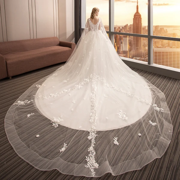 Charmant Ivoire Transparentes Robe De Mariée 2019 Robe Boule V-Cou Sans Manches Dos Nu Appliques En Dentelle Fleur Perle Perlage Watteau Train Volants