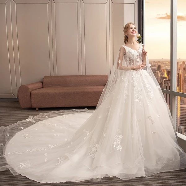Charmant Ivoire Transparentes Robe De Mariée 2019 Robe Boule V-Cou Sans Manches Dos Nu Appliques En Dentelle Fleur Perle Perlage Watteau Train Volants