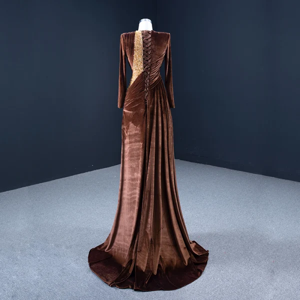Luxe Café Velour Tapis rouge Robe De Soirée 2021 Gaine / Ajustement Transparentes Encolure Dégagée Manches Longues Fait main Perlage Paillettes Fendue devant Train De Balayage Volants