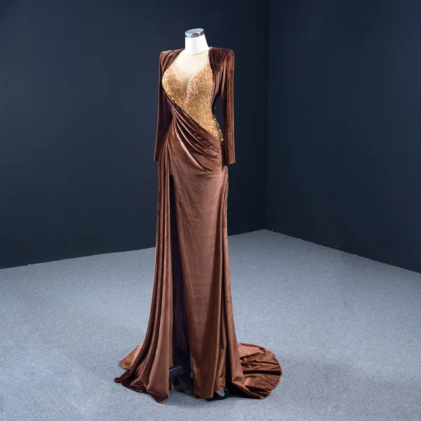 Luxe Café Velour Tapis rouge Robe De Soirée 2021 Gaine / Ajustement Transparentes Encolure Dégagée Manches Longues Fait main Perlage Paillettes Fendue devant Train De Balayage Volants