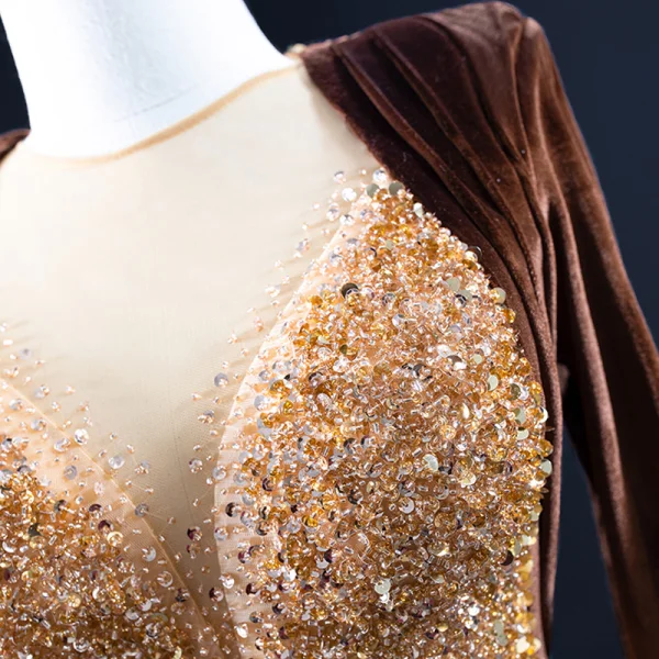 Luxe Café Velour Tapis rouge Robe De Soirée 2021 Gaine / Ajustement Transparentes Encolure Dégagée Manches Longues Fait main Perlage Paillettes Fendue devant Train De Balayage Volants