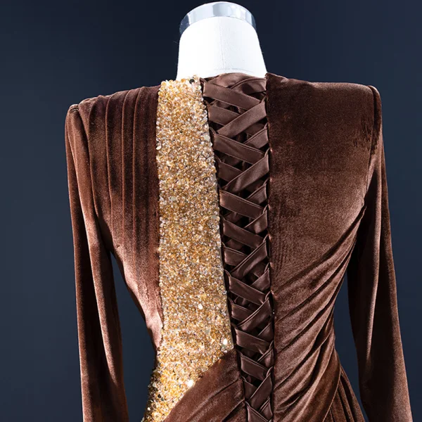 Luxe Café Velour Tapis rouge Robe De Soirée 2021 Gaine / Ajustement Transparentes Encolure Dégagée Manches Longues Fait main Perlage Paillettes Fendue devant Train De Balayage Volants