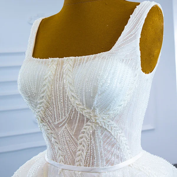 Luxe Blanche La Mariée Robe De Mariée 2021 Robe Boule Encolure Carrée Sans Manches Dos Nu Appliques En Dentelle Fait main Perlage Paillettes Ceinture Fendue devant