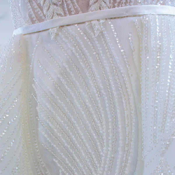 Luxe Blanche La Mariée Robe De Mariée 2021 Robe Boule Encolure Carrée Sans Manches Dos Nu Appliques En Dentelle Fait main Perlage Paillettes Ceinture Fendue devant