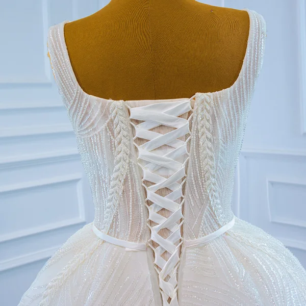 Luxe Blanche La Mariée Robe De Mariée 2021 Robe Boule Encolure Carrée Sans Manches Dos Nu Appliques En Dentelle Fait main Perlage Paillettes Ceinture Fendue devant