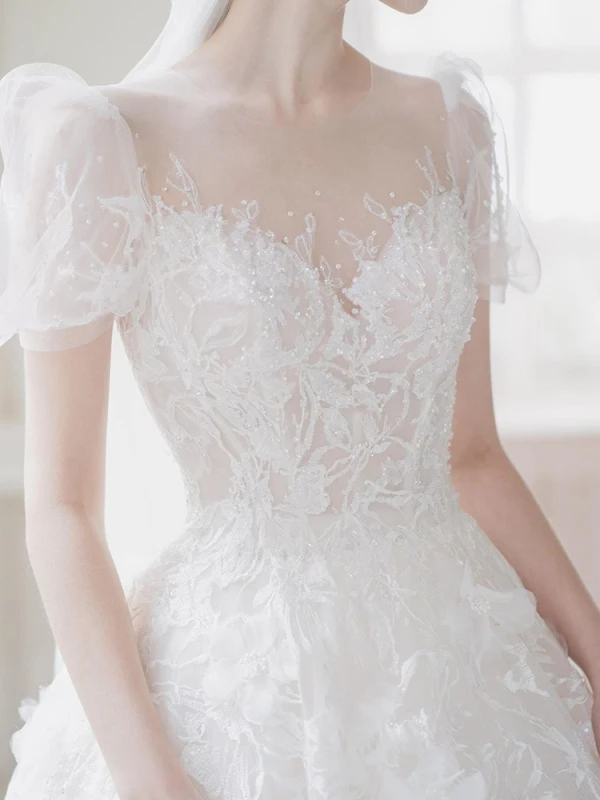 Illusion Champagne La Mariée Robe De Mariée 2021 Princesse Transparentes Encolure Dégagée Gonflée Manches Courtes Dos Nu Appliques En Dentelle Perlage Tribunal Train Volants