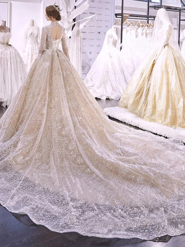 Charmant Champagner Durchsichtige Hochzeits Brautkleider / Hochzeitskleider 2021 Ballkleid Stehkragen Lange Ärmel Rückenfreies Applikationen Spitze Perlenstickerei Pailletten Glanz Tülle Kathedrale Schleppe Rüschen