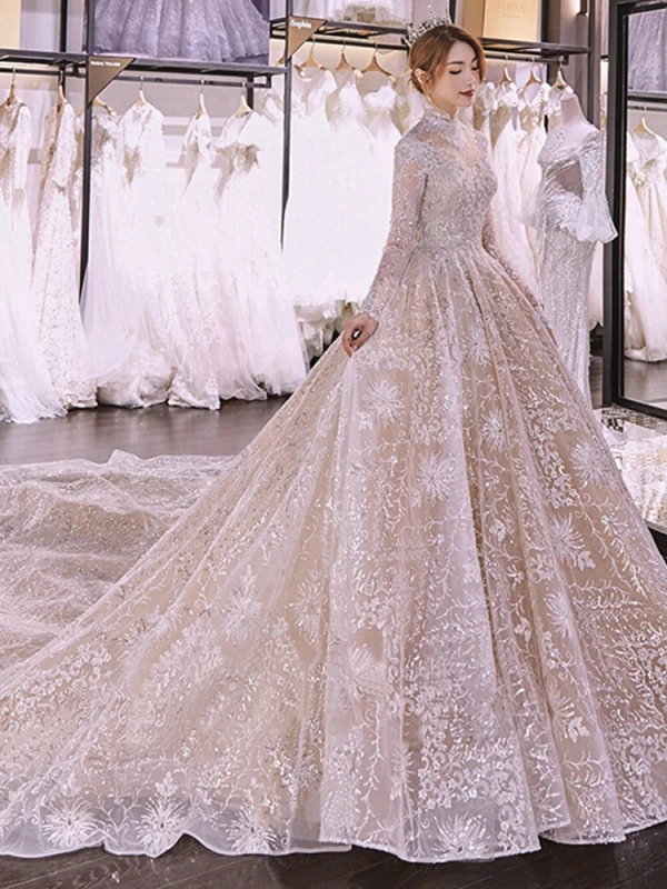 Charmant Champagner Durchsichtige Hochzeits Brautkleider / Hochzeitskleider 2021 Ballkleid Stehkragen Lange Ärmel Rückenfreies Applikationen Spitze Perlenstickerei Pailletten Glanz Tülle Kathedrale Schleppe Rüschen