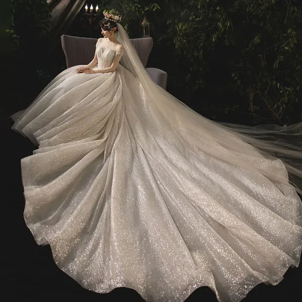 Glitzernden Champagner Durchsichtige Hochzeits Brautkleider / Hochzeitskleider 2021 Ballkleid Rundhalsausschnitt Kurze Ärmel Rückenfreies Perlenstickerei Pailletten Glanz Tülle Kathedrale Schleppe Rüschen