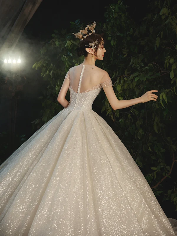 Glitzernden Champagner Durchsichtige Hochzeits Brautkleider / Hochzeitskleider 2021 Ballkleid Rundhalsausschnitt Kurze Ärmel Rückenfreies Perlenstickerei Pailletten Glanz Tülle Kathedrale Schleppe Rüschen