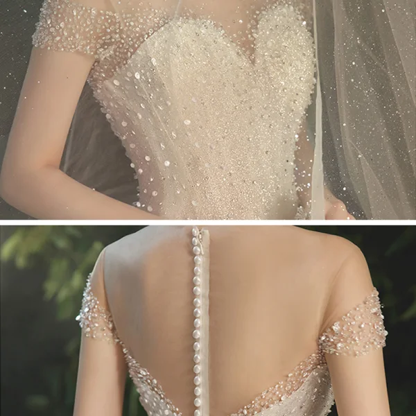 Glitzernden Champagner Durchsichtige Hochzeits Brautkleider / Hochzeitskleider 2021 Ballkleid Rundhalsausschnitt Kurze Ärmel Rückenfreies Perlenstickerei Pailletten Glanz Tülle Kathedrale Schleppe Rüschen