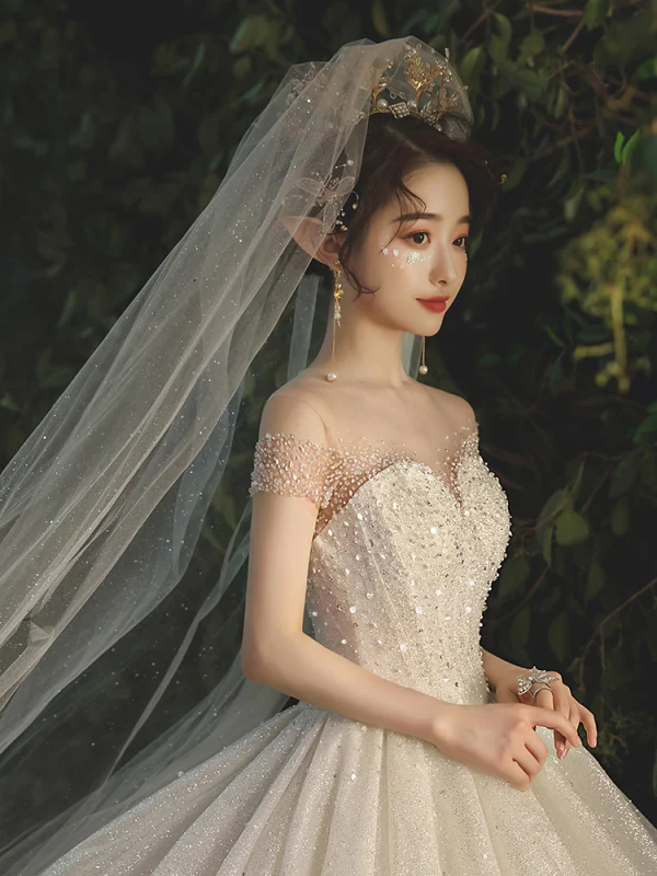 Glitzernden Champagner Durchsichtige Hochzeits Brautkleider / Hochzeitskleider 2021 Ballkleid Rundhalsausschnitt Kurze Ärmel Rückenfreies Perlenstickerei Pailletten Glanz Tülle Kathedrale Schleppe Rüschen