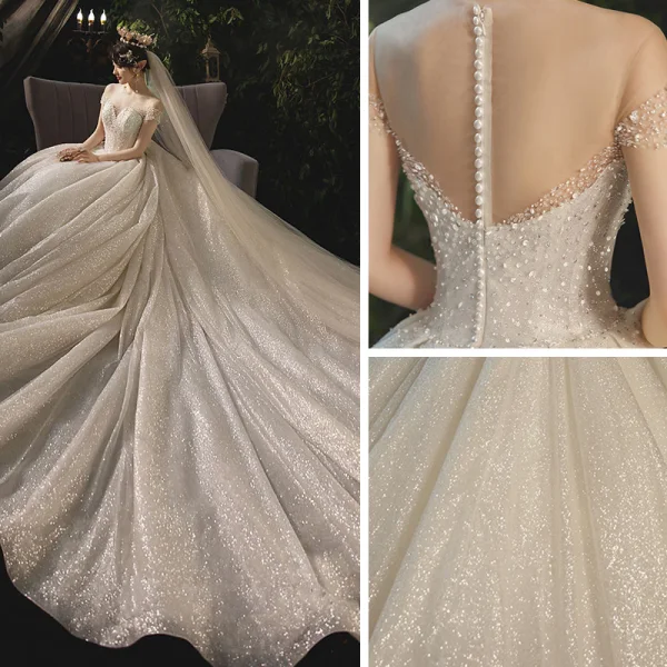 Glitzernden Champagner Durchsichtige Hochzeits Brautkleider / Hochzeitskleider 2021 Ballkleid Rundhalsausschnitt Kurze Ärmel Rückenfreies Perlenstickerei Pailletten Glanz Tülle Kathedrale Schleppe Rüschen