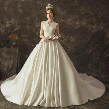 Enkla Elfenben Satin Bröllopsklänningar 2019 Prinsessa V Hals Ärmlös Rosett Skärp Cathedral Train Ruffle