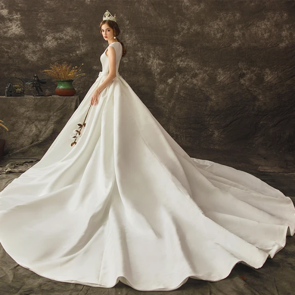Schlicht Ivory / Creme Satin Brautkleider / Hochzeitskleider 2019 A Linie V-Ausschnitt Ärmellos Schleife Stoffgürtel Kathedrale Schleppe Rüschen