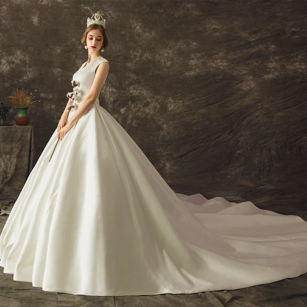 Schlicht Ivory / Creme Satin Brautkleider / Hochzeitskleider 2019 A Linie V-Ausschnitt Ärmellos Schleife Stoffgürtel Kathedrale Schleppe Rüschen