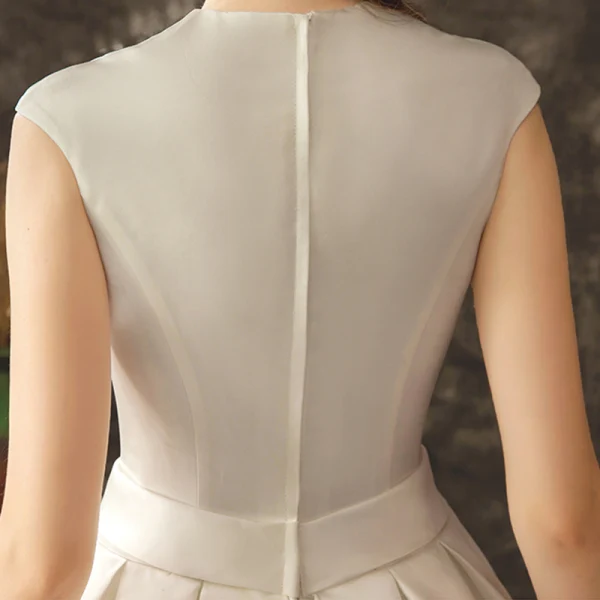 Schlicht Ivory / Creme Satin Brautkleider / Hochzeitskleider 2019 A Linie V-Ausschnitt Ärmellos Schleife Stoffgürtel Kathedrale Schleppe Rüschen