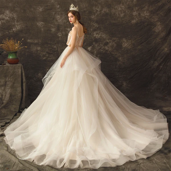 Mode Champagne Bröllopsklänningar 2019 Prinsessa Spaghettiband Ärmlös Halterneck Chapel Train Cascading Volanger