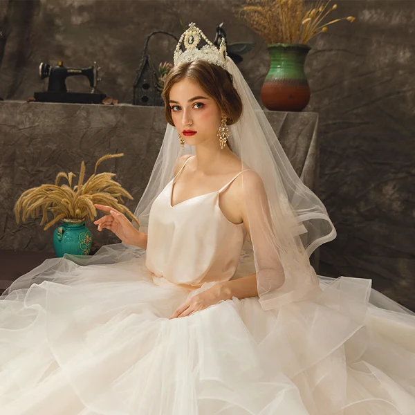 Mode Champagne Bröllopsklänningar 2019 Prinsessa Spaghettiband Ärmlös Halterneck Chapel Train Cascading Volanger