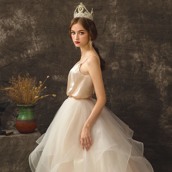 Mode Champagne Bröllopsklänningar 2019 Prinsessa Spaghettiband Ärmlös Halterneck Chapel Train Cascading Volanger
