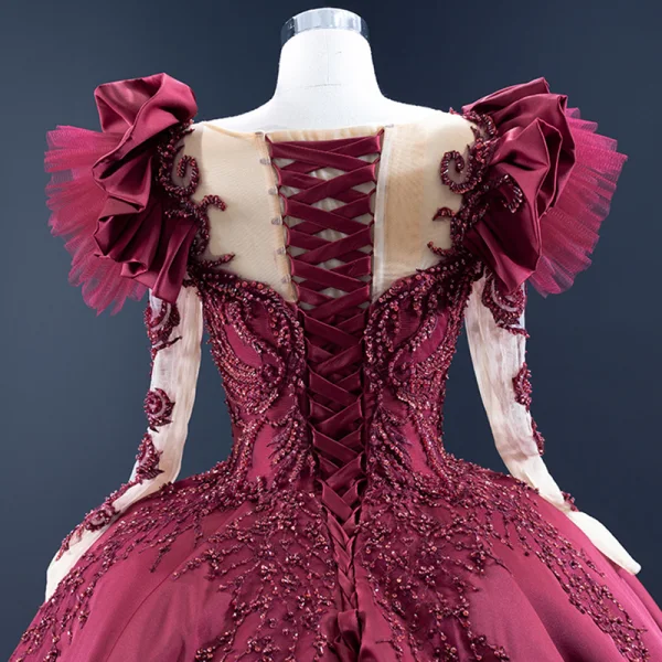 Luxus / Herrlich Burgunderrot Satin Tanzen Ballkleider 2021 Ballkleid Durchsichtige Rundhalsausschnitt Lange Ärmel Handgefertigt Perlenstickerei Pailletten Sweep / Pinsel Zug Rüschen Festliche Kleider