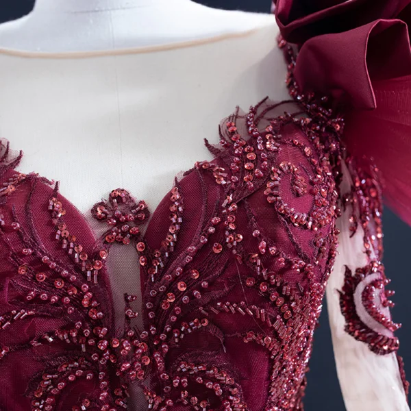 Luxus / Herrlich Burgunderrot Satin Tanzen Ballkleider 2021 Ballkleid Durchsichtige Rundhalsausschnitt Lange Ärmel Handgefertigt Perlenstickerei Pailletten Sweep / Pinsel Zug Rüschen Festliche Kleider