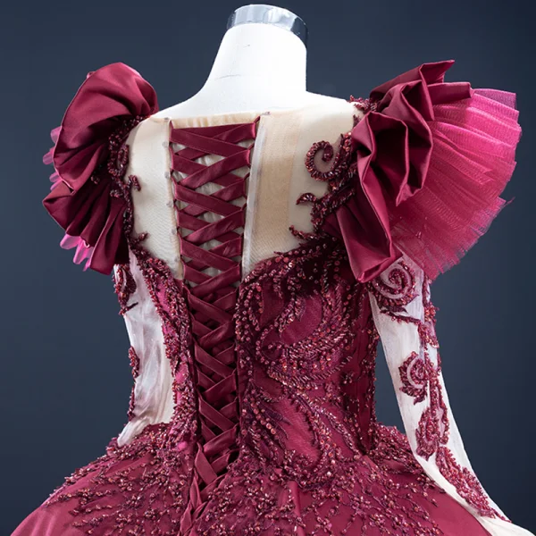 Luxus / Herrlich Burgunderrot Satin Tanzen Ballkleider 2021 Ballkleid Durchsichtige Rundhalsausschnitt Lange Ärmel Handgefertigt Perlenstickerei Pailletten Sweep / Pinsel Zug Rüschen Festliche Kleider