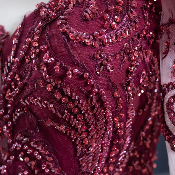 Luxus / Herrlich Burgunderrot Satin Tanzen Ballkleider 2021 Ballkleid Durchsichtige Rundhalsausschnitt Lange Ärmel Handgefertigt Perlenstickerei Pailletten Sweep / Pinsel Zug Rüschen Festliche Kleider