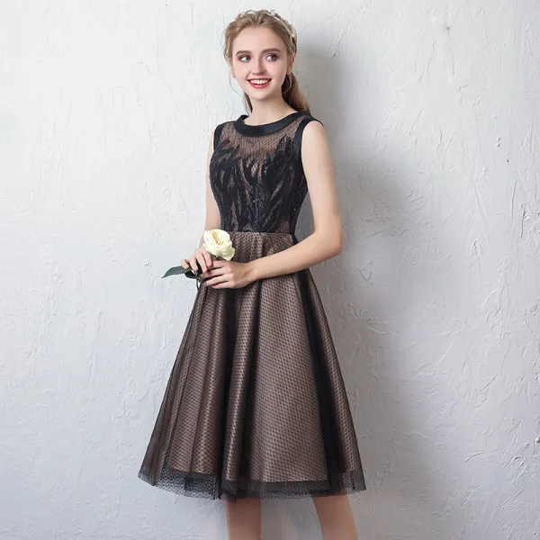 Modern / Fashion Red See-through Homecoming Graduation Dresses 2019 A-Line / Princess Scoop Neck Sleeveless Appliques Lace Sequins Metal Sash Knee-Length Ruffle Formal Dresses