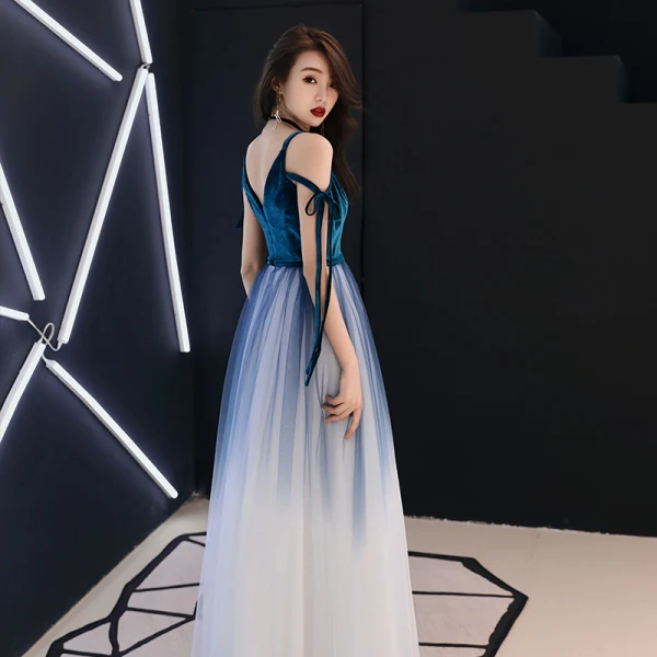 Abordable Bleu D'encre Dégradé De Couleur Blanche Robe De Soirée 2019 Princesse Bretelles Spaghetti Sans Manches Ceinture Longue Volants Dos Nu Robe De Ceremonie