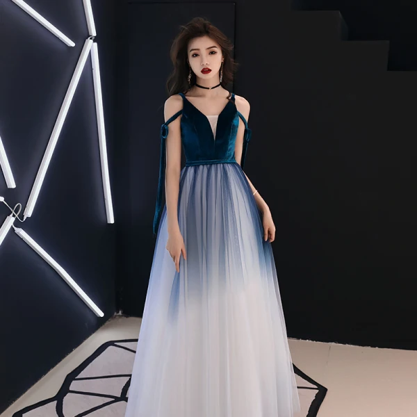 Abordable Bleu D'encre Dégradé De Couleur Blanche Robe De Soirée 2019 Princesse Bretelles Spaghetti Sans Manches Ceinture Longue Volants Dos Nu Robe De Ceremonie