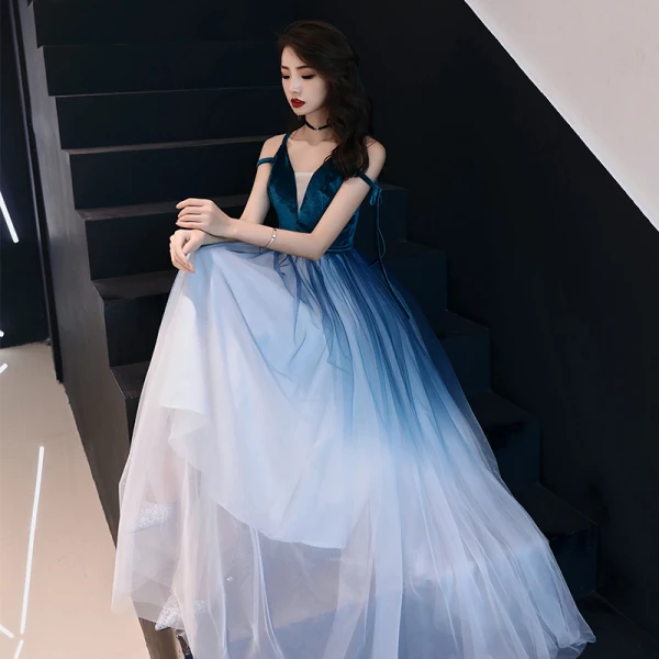 Abordable Bleu D'encre Dégradé De Couleur Blanche Robe De Soirée 2019 Princesse Bretelles Spaghetti Sans Manches Ceinture Longue Volants Dos Nu Robe De Ceremonie