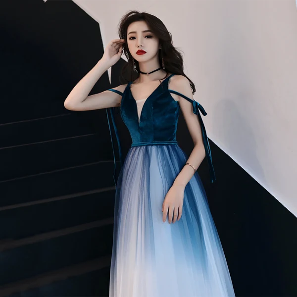 Abordable Bleu D'encre Dégradé De Couleur Blanche Robe De Soirée 2019 Princesse Bretelles Spaghetti Sans Manches Ceinture Longue Volants Dos Nu Robe De Ceremonie