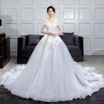 Romantique Blanche Été Robe De Mariée 2019 Robe Boule De L Épaule Manches Courtes Dos Nu Appliques En Dentelle Fleur Perle Faux Diamant Chapel Train Volants