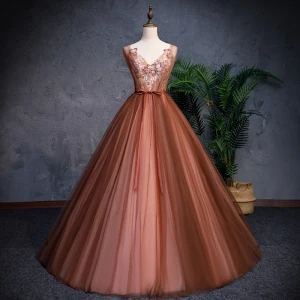 Stylowe Modne Brązowy Sukienki Na Bal 2019 Princessa V Szyja Bez Rękawów Aplikacje Z Koronki Perła Frezowanie Szarfa Długie Wzburzyć Bez Pleców Sukienki Wizytowe