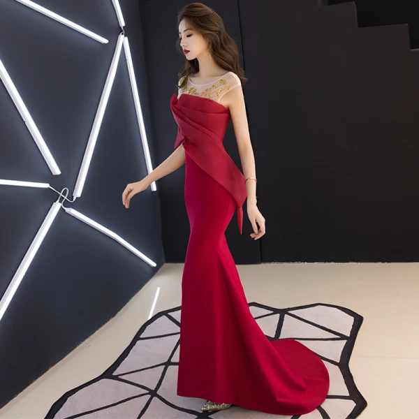 Élégant Bordeaux Transparentes Robe De Soirée 2019 Trompette / Sirène Encolure Dégagée Sans Manches Perlage Train De Balayage Volants Dos Nu Robe De Ceremonie