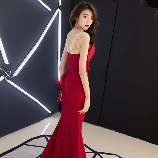 Élégant Bordeaux Transparentes Robe De Soirée 2019 Trompette / Sirène Encolure Dégagée Sans Manches Perlage Train De Balayage Volants Dos Nu Robe De Ceremonie