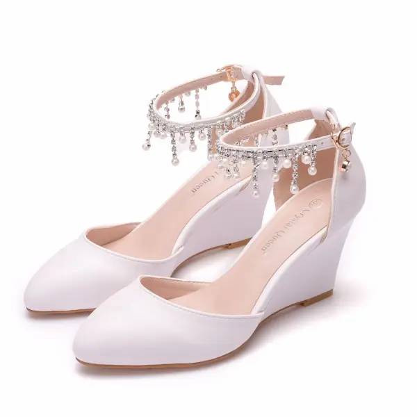 Schlicht Weiß Perle Strass Knöchelriemen Brautschuhe 2024 7 cm Keilabsatz Spitzschuh Hochzeit Sandaletten