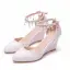 Schlicht Weiß Perle Strass Knöchelriemen Brautschuhe 2024 7 cm Keilabsatz Spitzschuh Hochzeit Sandaletten