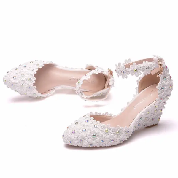 Élégant Blanche Faux Diamant En Dentelle Fleur Chaussure De Mariée 2024 Bride Cheville 7 cm Compensées À Bout Pointu Mariage Talons Hauts