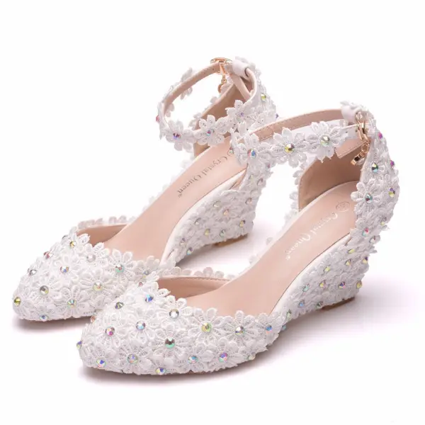 Élégant Blanche Faux Diamant En Dentelle Fleur Chaussure De Mariée 2024 Bride Cheville 7 cm Compensées À Bout Pointu Mariage Talons Hauts