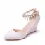 Schlicht Weiß Perle Strass Knöchelriemen Brautschuhe 2024 7 cm Keilabsatz Spitzschuh Hochzeit Sandaletten