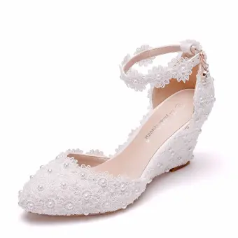 Élégant Blanche Perle En Dentelle Fleur Chaussure De Mariée 2024 Bride Cheville 7 Cm Compensées À Bout Pointu Mariage Talons Hauts