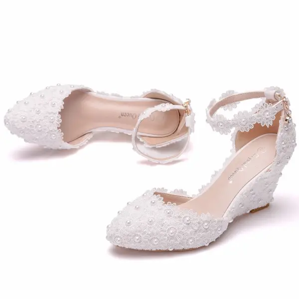 Elegant White Pearl Lace Flower Wedding Shoes 2024 Ankle Strap 7 cm Wedges Pointed Toe Wedding High Heels