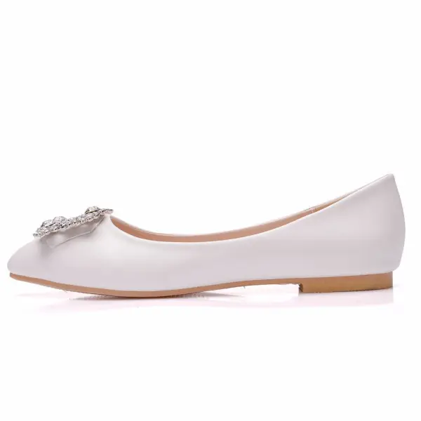 Snygga / Fina Vita Rhinestone Bal Platt Damskor 2022 Spetsiga Damskor Klackskor