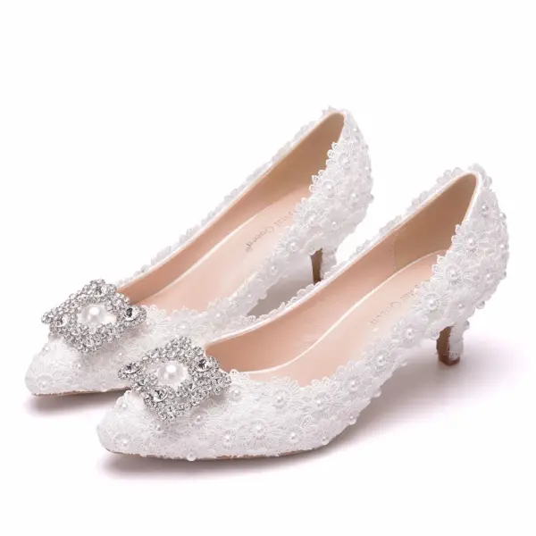 Stijlvolle Witte Kant Bloem Parel Rhinestone Bruidsschoenen 2024 5 cm Naaldhakken / Stiletto Spitse Neus Huwelijk Pumps Hoge Hakken
